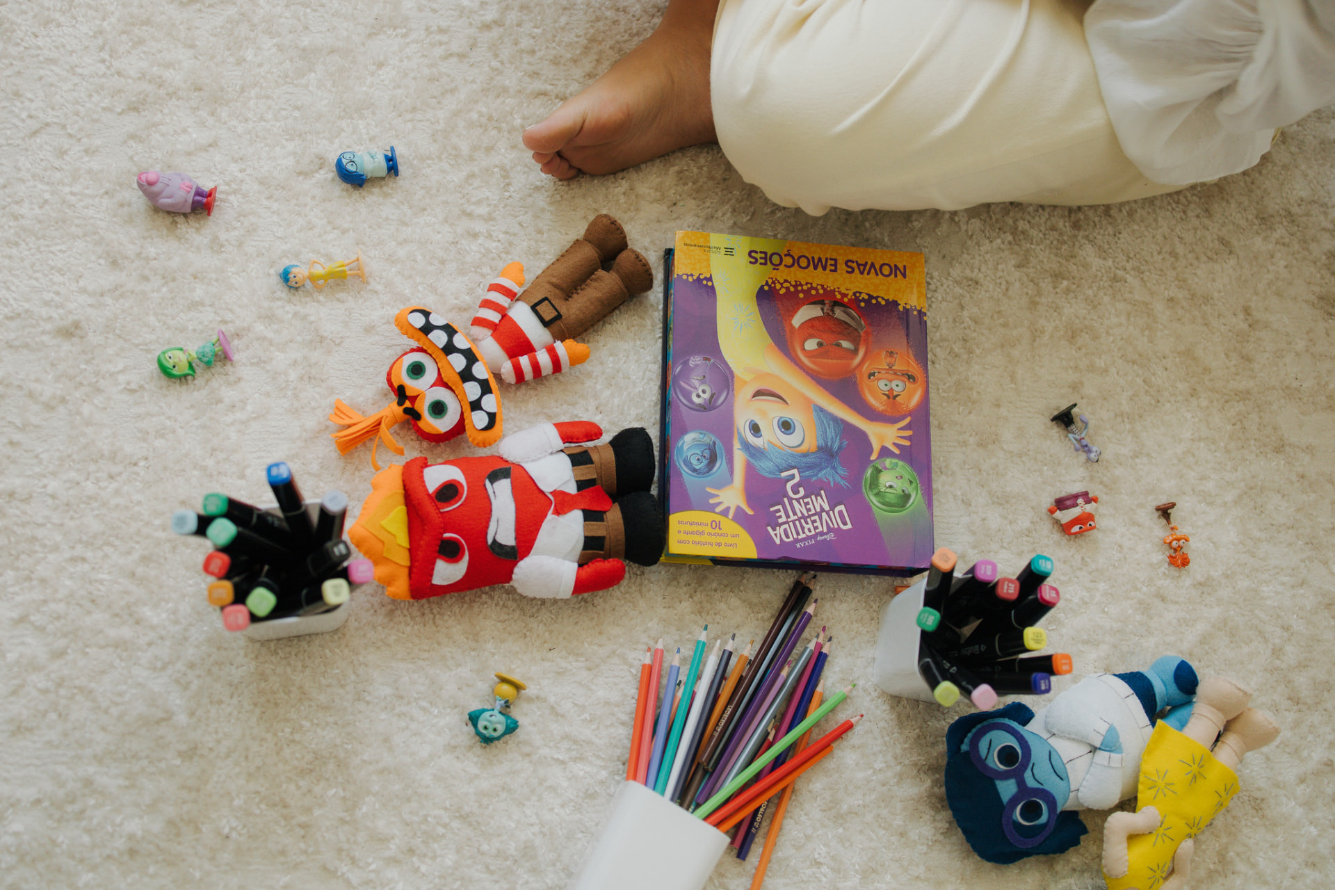 Materiais lúdicos para atendimento psicológico infantil: brinquedos de emoções, livro, lápis e canetinhas
